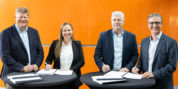 Bei der Vertragsunterzeichnung (von links): Hans Boels, CEO Lybover, Sandrina Sieverdingbeck, Geschäftsführung DEUMU, Uwe Rehren, Geschäftsführung DEUMU und Ioannis Giouvanitskas, Senior Executive Advisor, Lindemann Germany GmbH